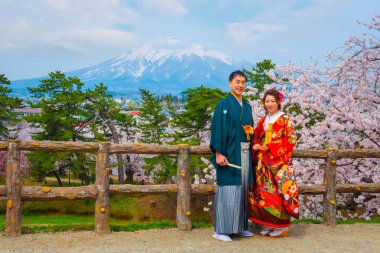 Hirosaki, Japonya - 23 Nisan 2018: Tanımlanamayan Japon kasvet ve Gelin katılın Hirosaki Park Japon geleneksel düğün töreninde tam bloom kiraz çiçeği dönemde