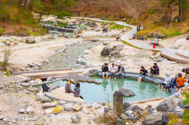 Gunma, Japan - 27 Nisan 2018: Sainokawara bir vadide Kusatsu, atmosfer ile kaplıca rahatlatıcı ve parkta yürüyüş yolları ile güzel doğal manzara kurşun teklifler yakınında yer alan Park
