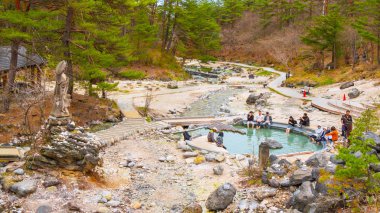 Gunma, Japan - 27 Nisan 2018: Sainokawara bir vadide Kusatsu, atmosfer ile kaplıca rahatlatıcı ve parkta yürüyüş yolları ile güzel doğal manzara kurşun teklifler yakınında yer alan Park