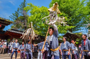 Tokyo, Japonya - 29 Nisan 2018: Kimliği belirsiz kişi festivale Nezu jinja tapınak Bunkyo Azalea Festivali'nde (Tsutsuji Matsuri) erken Nisan ve Mayıs ayları arasında her yıl düzenlenen bir cadde üzerinden