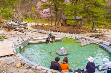Gunma, Japan - 27 Nisan 2018: Sainokawara bir vadide Kusatsu, atmosfer ile kaplıca rahatlatıcı ve parkta yürüyüş yolları ile güzel doğal manzara kurşun teklifler yakınında yer alan Park