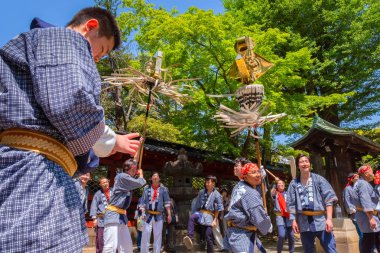 Tokyo, Japonya - 29 Nisan 2018: Kimliği belirsiz kişi festivale Nezu jinja tapınak Bunkyo Azalea Festivali'nde (Tsutsuji Matsuri) erken Nisan ve Mayıs ayları arasında her yıl düzenlenen bir cadde üzerinden