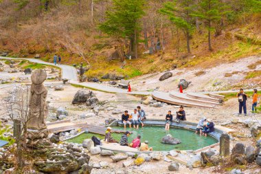 Gunma, Japan - 27 Nisan 2018: Sainokawara bir vadide Kusatsu, atmosfer ile kaplıca rahatlatıcı ve parkta yürüyüş yolları ile güzel doğal manzara kurşun teklifler yakınında yer alan Park
