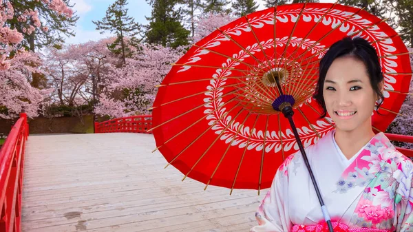 Mulher Japonesa Vestido Kimono Com Flor Cheia Sakura Cherry Blossom — Fotografia de Stock