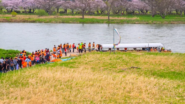 岩手県 2018 身元不明者待つ北上 Tenshochi 公園に桜の満開期間中に北上川を渡るフェリー — ストック写真