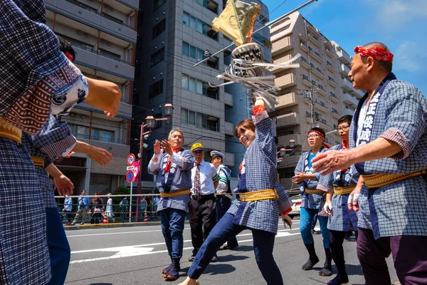 Токио Япония Апреля 2018 Года Неизвестные Проходят Улице Святилищу Нэдзу — стоковое фото