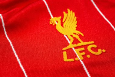 Bangkok, Tayland - 17 Ocak 2019: Yakın çekim Liverpool Fc futbol ev mayo 1982-1985 kulübün amblemi ile yaklaşık