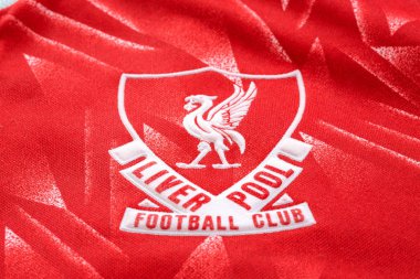 Bangkok, Tayland - 17 Ocak 2019: Yakın çekim Liverpool Fc futbol ev mayo circa 1989-1991 kulübün amblemi ile