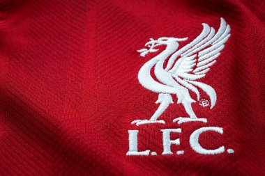 Bangkok, Tayland - 17 Ocak 2019: Yakın çekim Liverpool Fc futbol ev mayo 2018-2019 kulübün amblemi ile yaklaşık