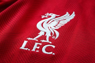 Bangkok, Tayland - 17 Ocak 2019: Yakın çekim Liverpool Fc futbol ev mayo 2018-2019 kulübün amblemi ile yaklaşık