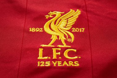 Bangkok, Tayland - 17 Ocak 2019: Yakın çekim Liverpool Fc futbol ev mayo 2017-2018 kulübün amblemi, kulübün 125 yıl kutlama ile yaklaşık