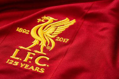 Bangkok, Tayland - 17 Ocak 2019: Yakın çekim Liverpool Fc futbol ev mayo 2017-2018 kulübün amblemi, kulübün 125 yıl kutlama ile yaklaşık