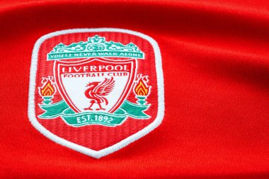 Bangkok, Tayland - 17 Ocak 2019: Yakın çekim Liverpool Fc futbol ev mayo 2002-2004 kulübün amblemi ile yaklaşık