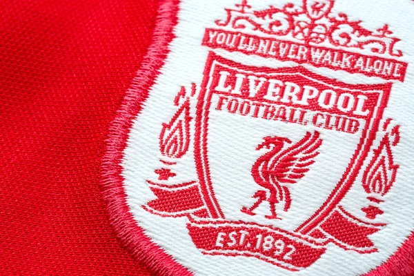 Bangkok, Tayland - 17 Ocak 2019: Yakın çekim Liverpool Fc futbol ev mayo yaklaşık 2000-2002 kulübün amblemi ile