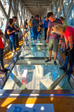 Londra, İngiltere - 15 Mayıs 2018: Tower Bridge sergi bir zorunluluktur sergiler Tower Bridge içinde görmek, bakışları, cam zemin altından, Victoria motoru odalarını ziyaret ve köprü iç işleyişini keşfedin