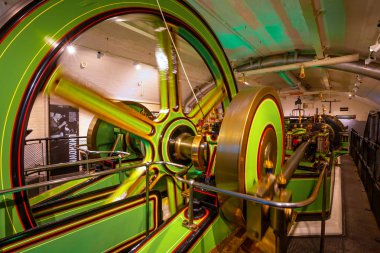 Londra, İngiltere - 15 Mayıs 2018: Tower Bridge sergi bir zorunluluktur sergiler Tower Bridge içinde görmek, bakışları, cam zemin altından, Victoria motoru odalarını ziyaret ve köprü iç işleyişini keşfedin