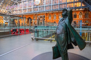 Londra, İngiltere - 14 Mayıs 2018: Betjeman efendim John Betjeman St. Pancras İstasyonu yıkım 1960 yılında kaydetmek adam heykeli