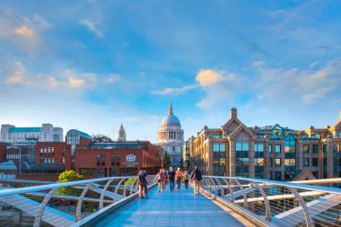Londra, İngiltere - 15 Mayıs 2018: Görünüm St Paul Katedrali insanlarla Millenium Bridge (Londra Millennium yaya köprüsü geçiş)