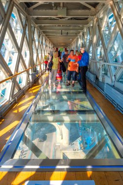 Londra, İngiltere - 15 Mayıs 2018: Tower Bridge sergi bir zorunluluktur sergiler Tower Bridge içinde görmek, bakışları, cam zemin altından, Victoria motoru odalarını ziyaret ve köprü iç işleyişini keşfedin