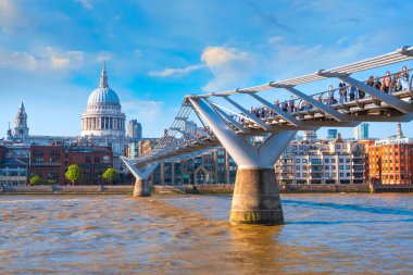 Londra, İngiltere'de Millenium köprüyü geçtikten insanlarla St Paul's Katedrali