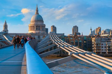 Londra, İngiltere - 15 Mayıs 2018: Görünüm St Paul Katedrali insanlarla Millenium Bridge (Londra Millennium yaya köprüsü geçiş)