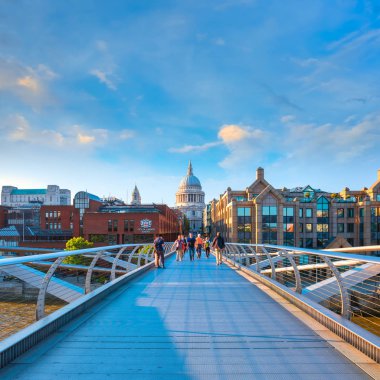 Londra, İngiltere - 15 Mayıs 2018: Görünüm St Paul Katedrali insanlarla Millenium Bridge (Londra Millennium yaya köprüsü geçiş)