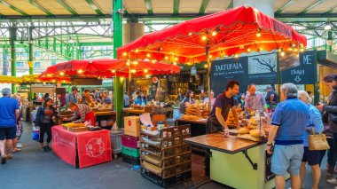Londra, İngiltere - 23 Mayıs 2018: Borough Market Southwark, Londra'nın en büyük ve en eski gıda piyasaları içinde kimliği belirsiz kişi bugün piyasada esas olarak özel gıdalar halka satıyor