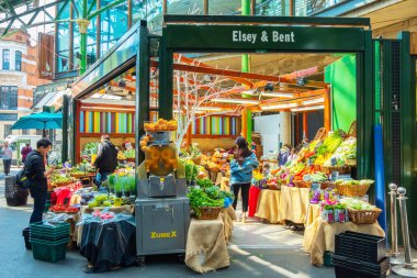 Londra, İngiltere - 23 Mayıs 2018: Borough Market Southwark, Londra'nın en büyük ve en eski gıda piyasaları içinde kimliği belirsiz kişi bugün piyasada esas olarak özel gıdalar halka satıyor