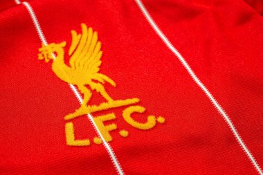 Bangkok, Tayland - 17 Ocak 2019: Yakın çekim Liverpool Fc futbol ev mayo 1982-1985 kulübün amblemi ile yaklaşık