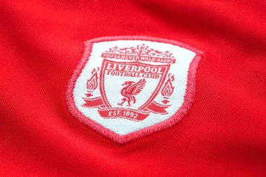 Bangkok, Tayland - 17 Ocak 2019: Yakın çekim Liverpool Fc futbol ev mayo yaklaşık 2000-2002 kulübün amblemi ile