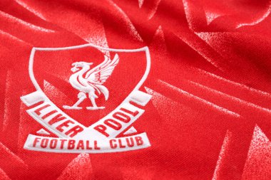 Bangkok, Tayland - 17 Ocak 2019: Yakın çekim Liverpool Fc futbol ev mayo circa 1989-1991 kulübün amblemi ile