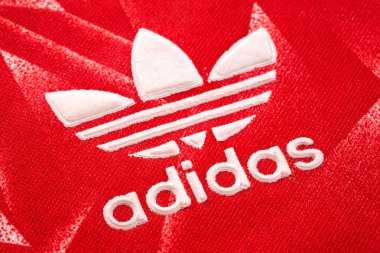 Bangkok, Tayland - 17 Ocak 2019: Yakın çekim Liverpool Fc futbol ev mayo circa 1989-1991 kulübün amblemi ile
