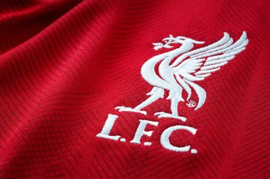Bangkok, Tayland - 17 Ocak 2019: Yakın çekim Liverpool Fc futbol ev mayo 2018-2019 kulübün amblemi ile yaklaşık