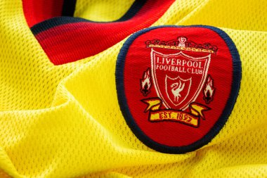 Bangkok, Tayland - 17 Ocak 2019: Liverpool Fc yakın çekim Rugby deplasman forması 1997-1999 kulübün amblemi ile yaklaşık