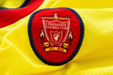 Bangkok, Tayland - 17 Ocak 2019: Liverpool Fc yakın çekim Rugby deplasman forması 1997-1999 kulübün amblemi ile yaklaşık
