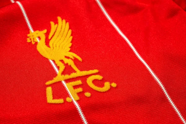 Bangkok, Tayland - 17 Ocak 2019: Yakın çekim Liverpool Fc futbol ev mayo 1982-1985 kulübün amblemi ile yaklaşık