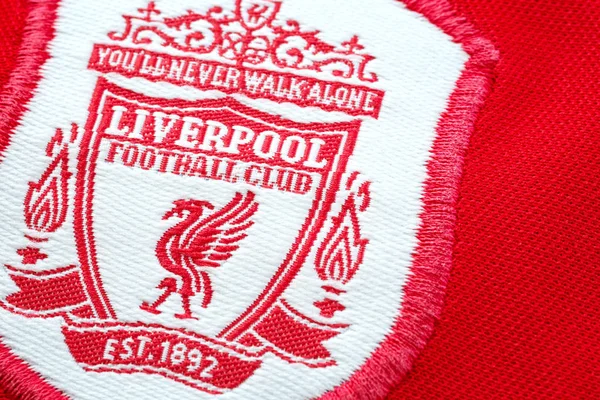 Bangkok, Tayland - 17 Ocak 2019: Yakın çekim Liverpool Fc futbol ev mayo yaklaşık 2000-2002 kulübün amblemi ile