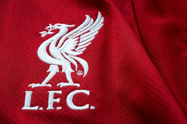 Bangkok, Tayland - 17 Ocak 2019: Yakın çekim Liverpool Fc futbol ev mayo 2018-2019 kulübün amblemi ile yaklaşık