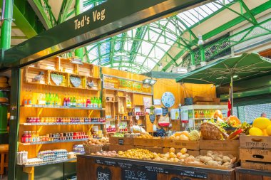 Londra, İngiltere - 23 Mayıs 2018: Borough Market Southwark, Londra'nın en büyük ve en eski gıda piyasaları içinde kimliği belirsiz kişi bugün piyasada esas olarak özel gıdalar halka satıyor