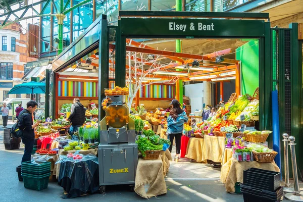 Londra, İngiltere - 23 Mayıs 2018: Borough Market Southwark, Londra'nın en büyük ve en eski gıda piyasaları içinde kimliği belirsiz kişi bugün piyasada esas olarak özel gıdalar halka satıyor