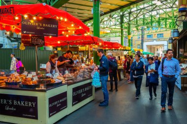 Londra, İngiltere - 23 Mayıs 2018: Borough Market Southwark, Londra'nın en büyük ve en eski gıda piyasaları içinde kimliği belirsiz kişi bugün piyasada esas olarak özel gıdalar halka satıyor