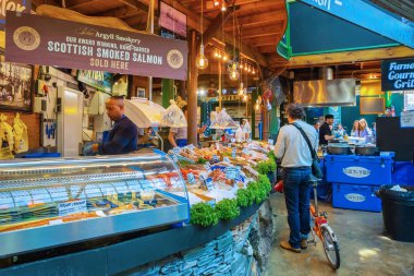 Londra, İngiltere - 23 Mayıs 2018: Borough Market Southwark, Londra'nın en büyük ve en eski gıda piyasaları içinde kimliği belirsiz kişi bugün piyasada esas olarak özel gıdalar halka satıyor