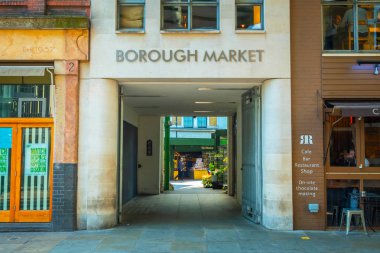 Londra, İngiltere - 23 Mayıs 2018: Borough Market Southwark, Londra'nın en büyük ve en eski gıda piyasaları içinde kimliği belirsiz kişi bugün piyasada esas olarak özel gıdalar halka satıyor
