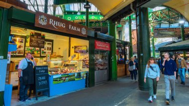 Londra, İngiltere - 23 Mayıs 2018: Borough Market Southwark, Londra'nın en büyük ve en eski gıda piyasaları içinde kimliği belirsiz kişi bugün piyasada esas olarak özel gıdalar halka satıyor