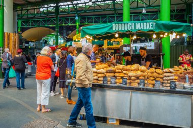 Londra, İngiltere - 23 Mayıs 2018: Borough Market Southwark, Londra'nın en büyük ve en eski gıda piyasaları içinde kimliği belirsiz kişi bugün piyasada esas olarak özel gıdalar halka satıyor