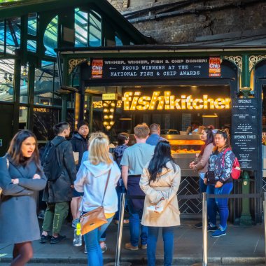Londra, İngiltere - 23 Mayıs 2018: Borough Market Southwark, Londra'nın en büyük ve en eski gıda piyasaları içinde kimliği belirsiz kişi bugün piyasada esas olarak özel gıdalar halka satıyor