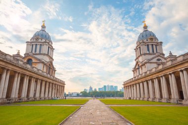 Londra, İngiltere - 21 Mayıs 2018: 1869 yılında eski Kraliyet Deniz ilk denizciler, Royal Hastanesi olarak inşa 1696 ve 1712 arasında hastane hizmet için inşa okul kapalı. 1873 ve 1998 yılları arasında Royal Naval College yapıldı