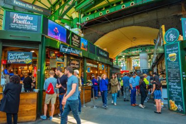 Londra, İngiltere - 23 Mayıs 2018: Kimliği belirsiz kişi Borough Market 