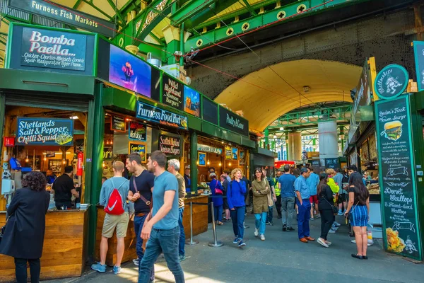 Londra, İngiltere - 23 Mayıs 2018: Kimliği belirsiz kişi Borough Market 