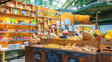 Kimliği belirsiz kişi Borough Market Londra, İngiltere